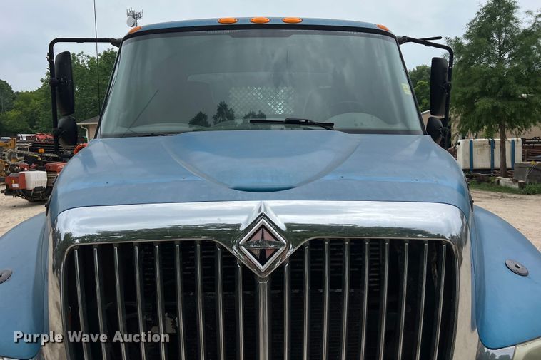 image for item DS3041 2005 International  4400 flatbed truck