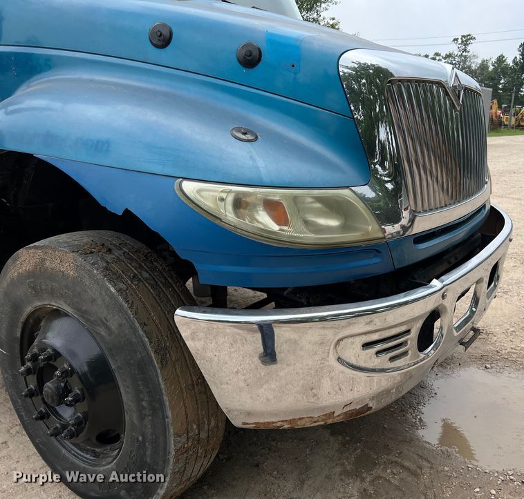 image for item DS3041 2005 International  4400 flatbed truck