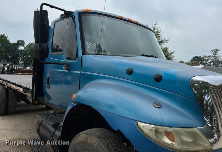 image for item DS3041 2005 International  4400 flatbed truck