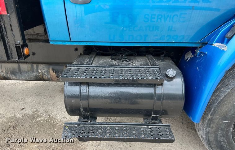 image for item DS3041 2005 International  4400 flatbed truck