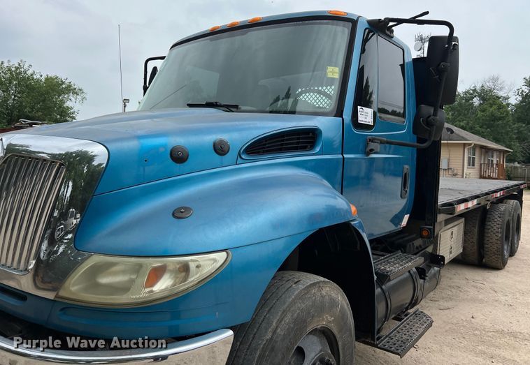 image for item DS3041 2005 International  4400 flatbed truck