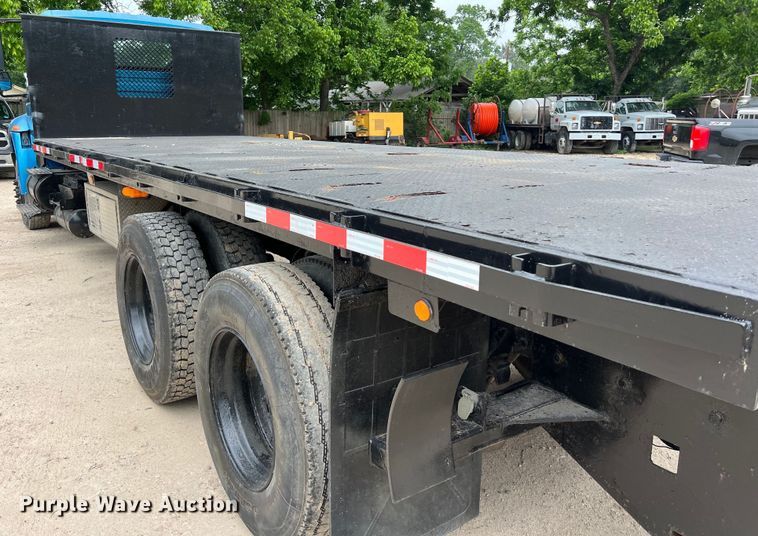 image for item DS3041 2005 International  4400 flatbed truck