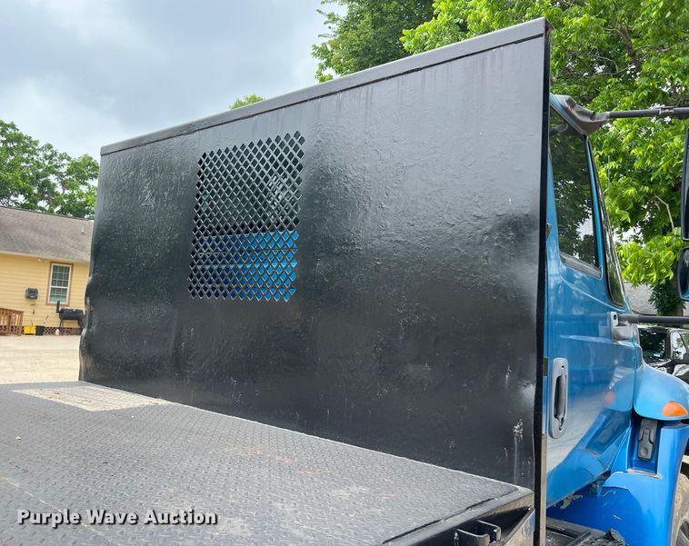 image for item DS3041 2005 International  4400 flatbed truck