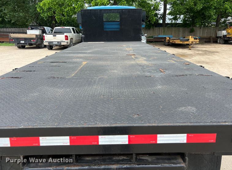 image for item DS3041 2005 International  4400 flatbed truck