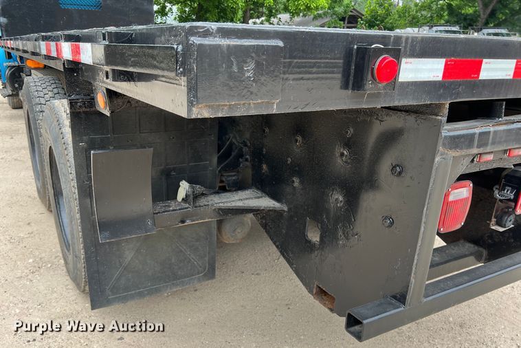 image for item DS3041 2005 International  4400 flatbed truck