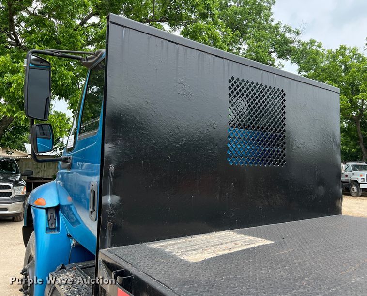 image for item DS3041 2005 International  4400 flatbed truck