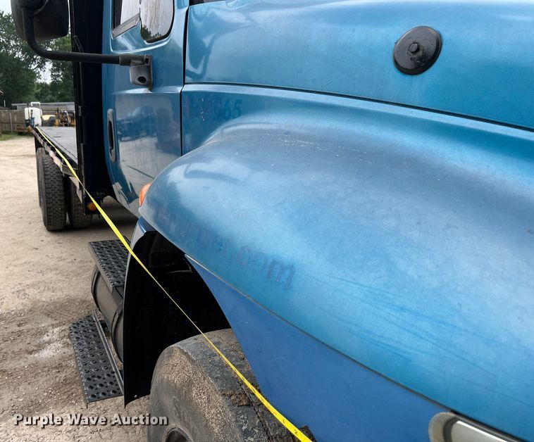 image for item DS3041 2005 International  4400 flatbed truck