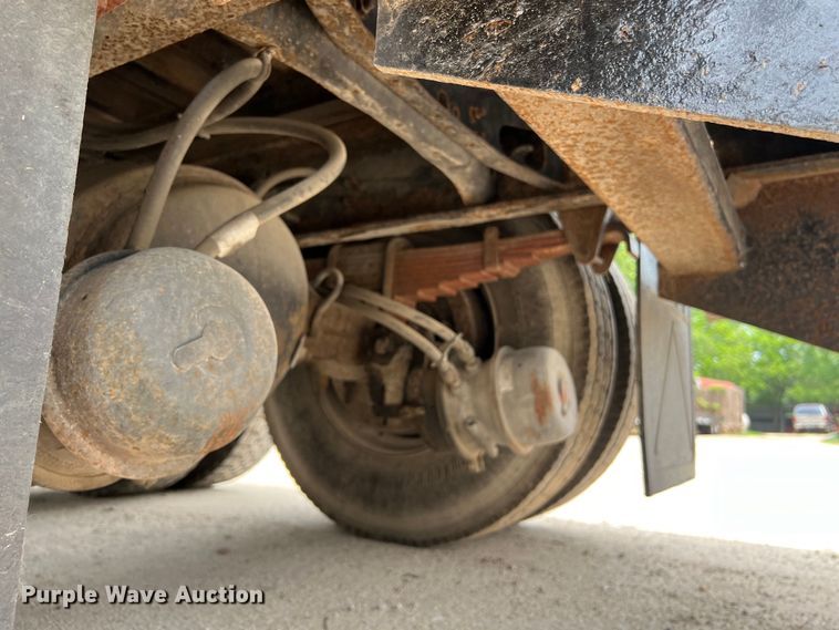 image for item DS3041 2005 International  4400 flatbed truck