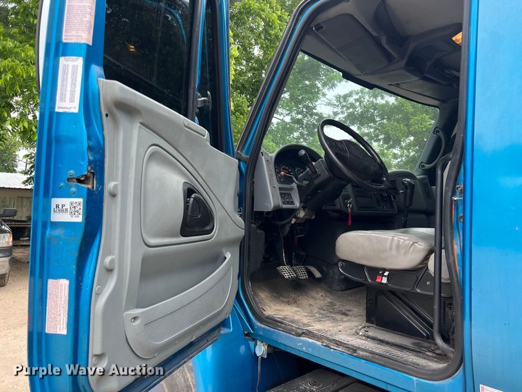 image for item DS3041 2005 International  4400 flatbed truck