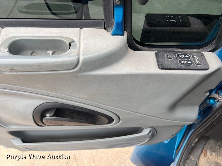 image for item DS3041 2005 International  4400 flatbed truck