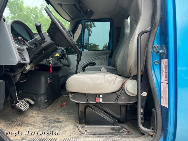 image for item DS3041 2005 International  4400 flatbed truck