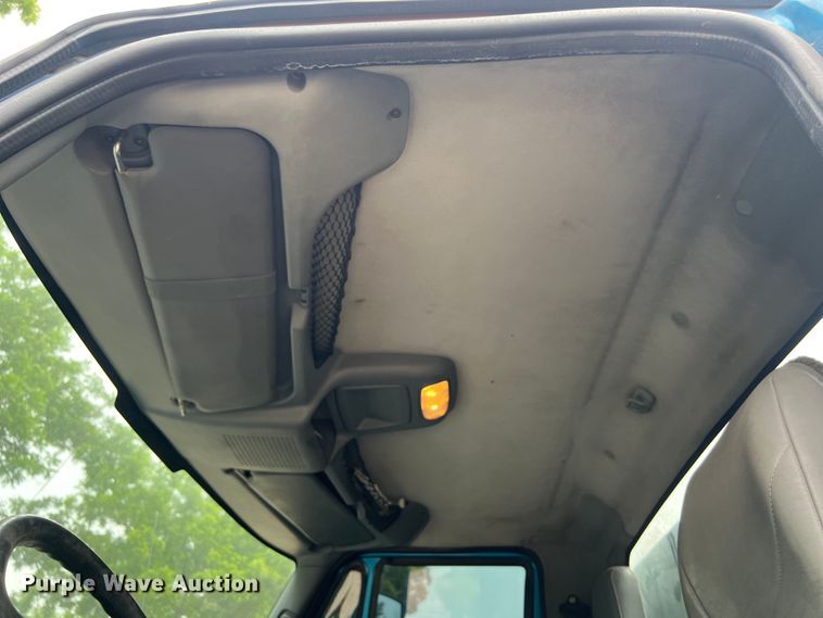 image for item DS3041 2005 International  4400 flatbed truck