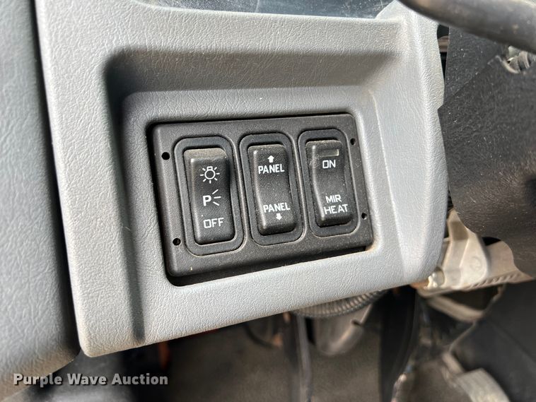 image for item DS3041 2005 International  4400 flatbed truck