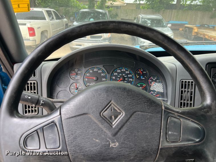 image for item DS3041 2005 International  4400 flatbed truck