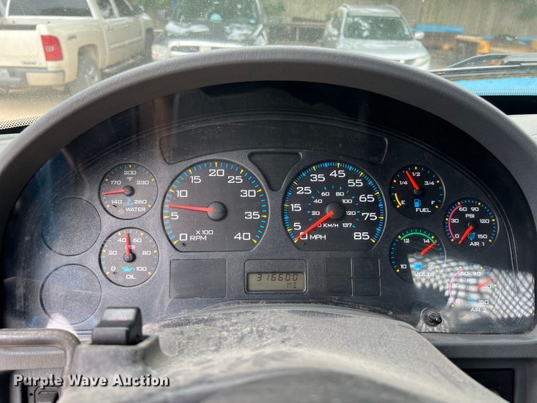 image for item DS3041 2005 International  4400 flatbed truck