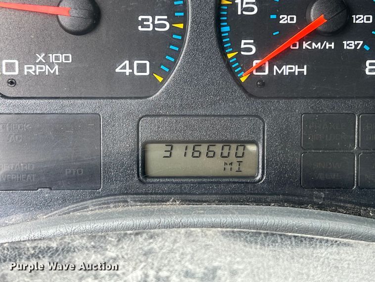 image for item DS3041 2005 International  4400 flatbed truck