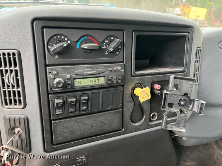 image for item DS3041 2005 International  4400 flatbed truck