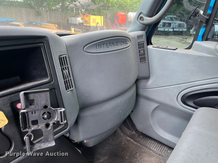 image for item DS3041 2005 International  4400 flatbed truck