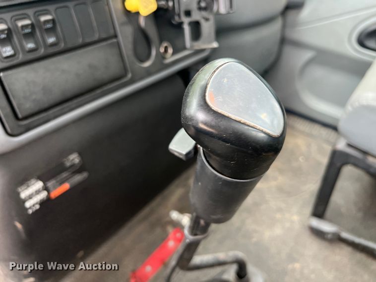 image for item DS3041 2005 International  4400 flatbed truck