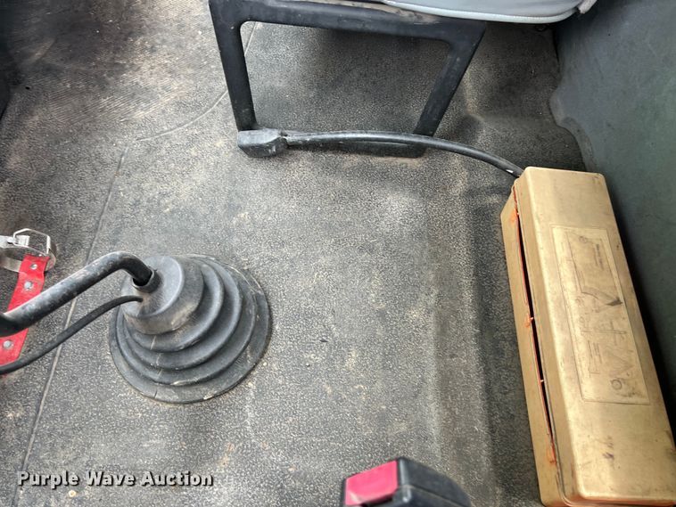 image for item DS3041 2005 International  4400 flatbed truck