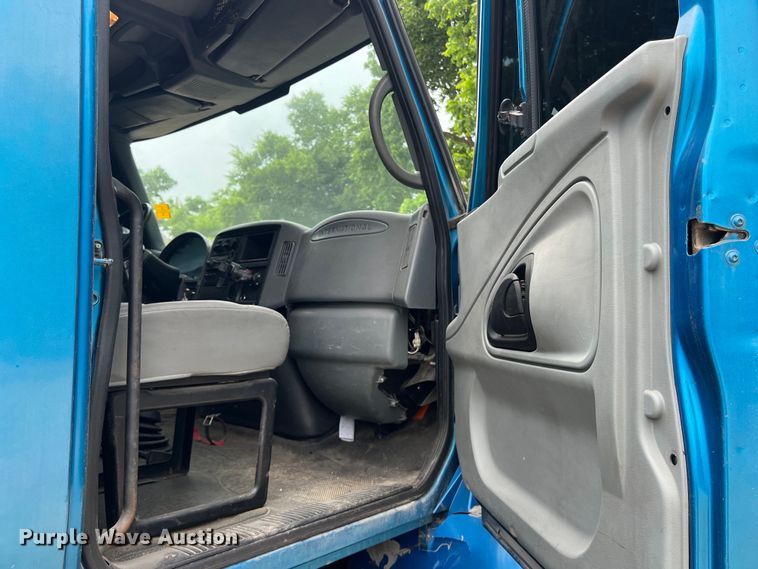 image for item DS3041 2005 International  4400 flatbed truck