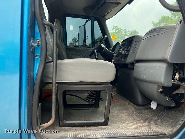 image for item DS3041 2005 International  4400 flatbed truck