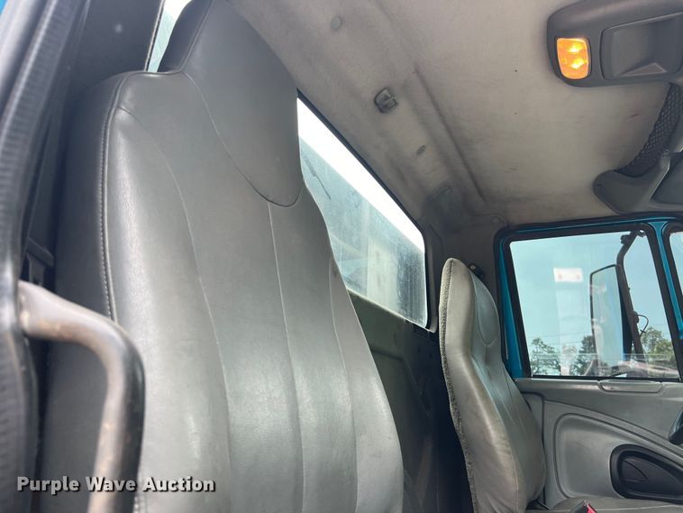 image for item DS3041 2005 International  4400 flatbed truck