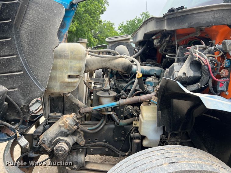 image for item DS3041 2005 International  4400 flatbed truck