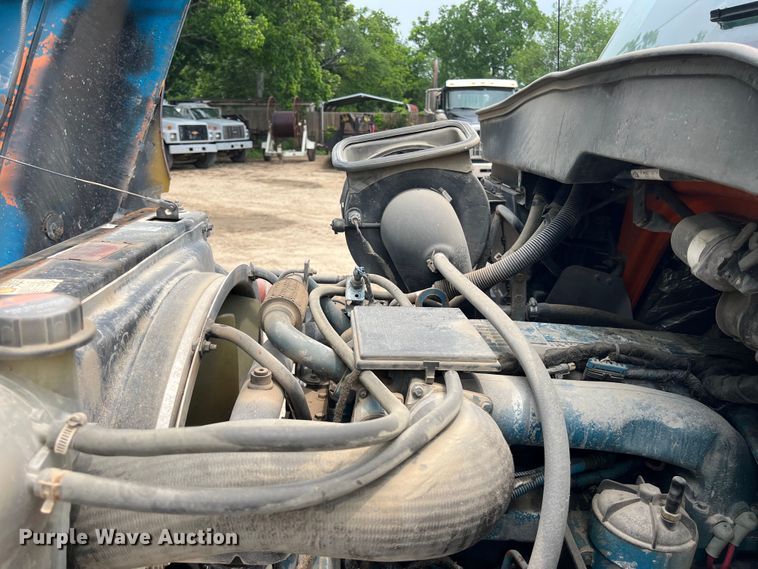 image for item DS3041 2005 International  4400 flatbed truck