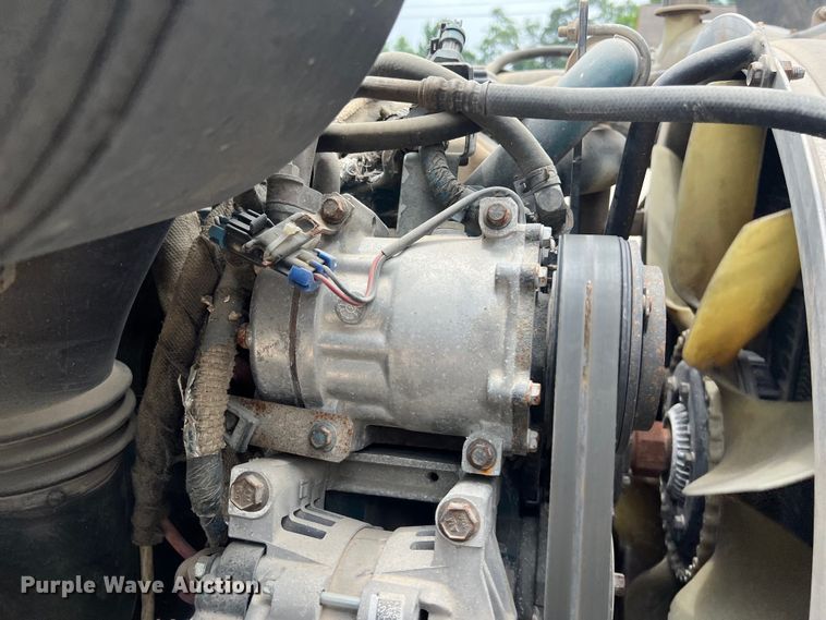 image for item DS3041 2005 International  4400 flatbed truck