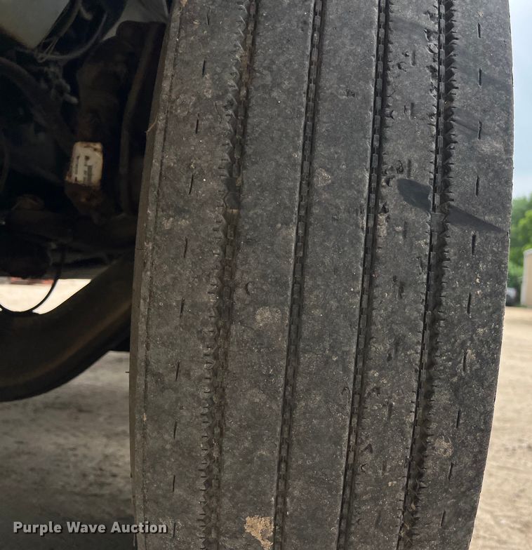 image for item DS3041 2005 International  4400 flatbed truck