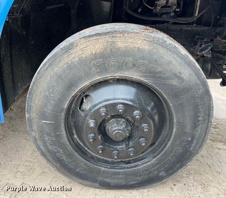 image for item DS3041 2005 International  4400 flatbed truck