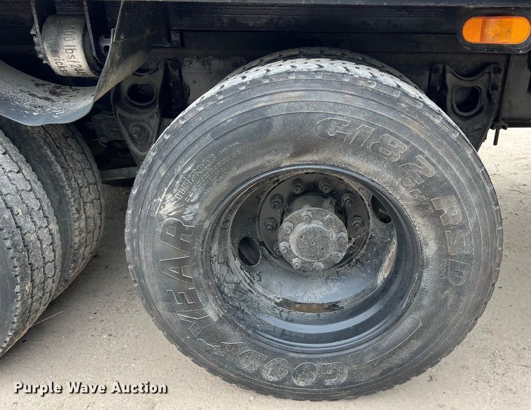 image for item DS3041 2005 International  4400 flatbed truck