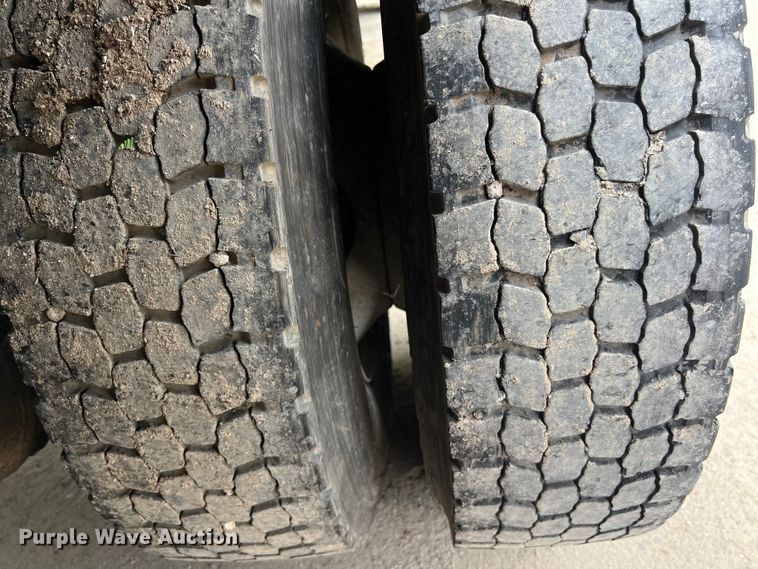 image for item DS3041 2005 International  4400 flatbed truck