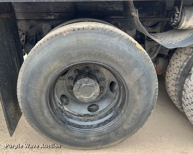 image for item DS3041 2005 International  4400 flatbed truck