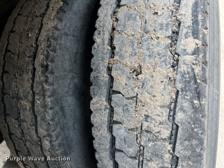 image for item DS3041 2005 International  4400 flatbed truck