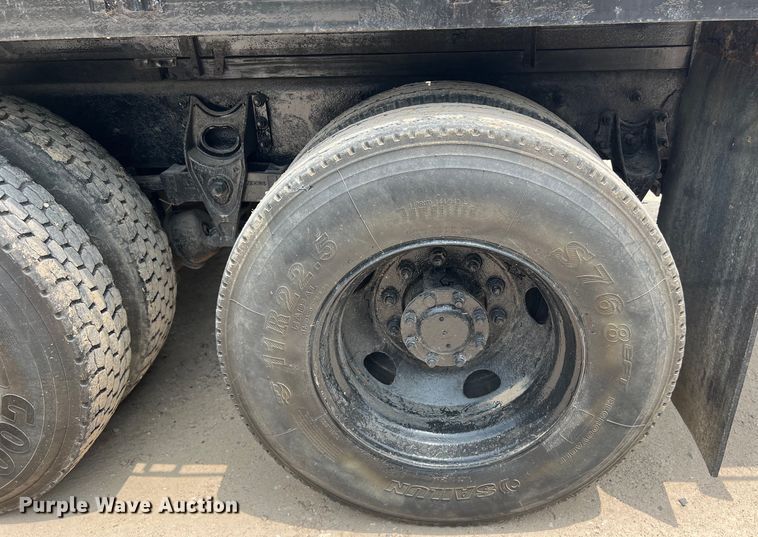 image for item DS3041 2005 International  4400 flatbed truck