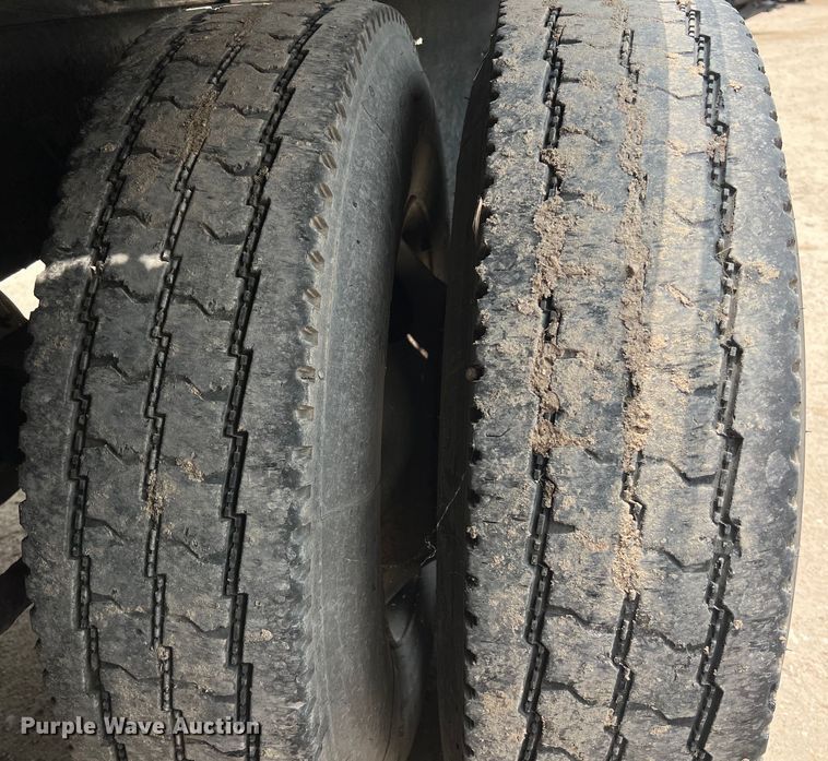 image for item DS3041 2005 International  4400 flatbed truck