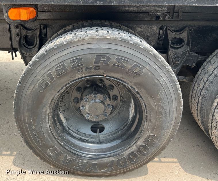 image for item DS3041 2005 International  4400 flatbed truck