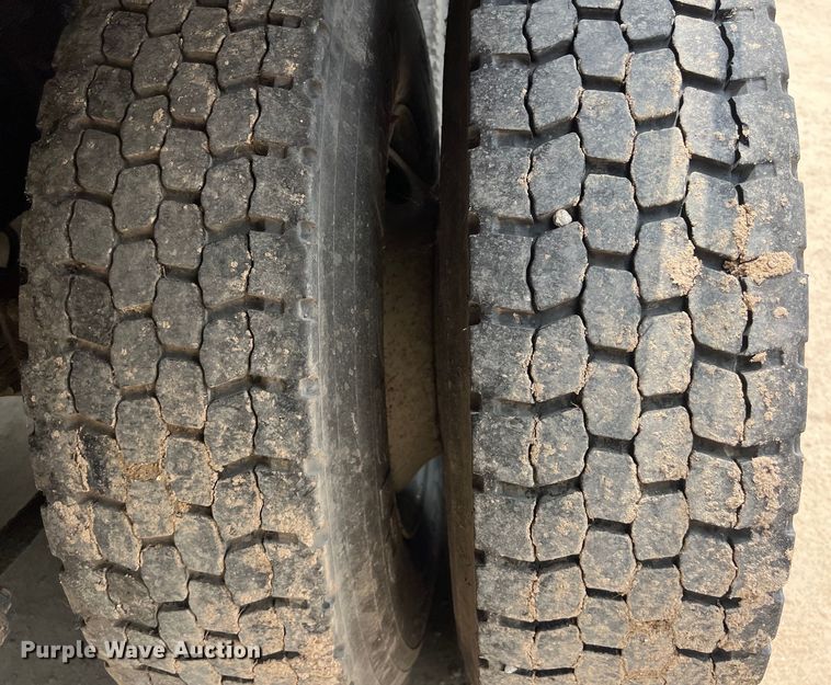 image for item DS3041 2005 International  4400 flatbed truck