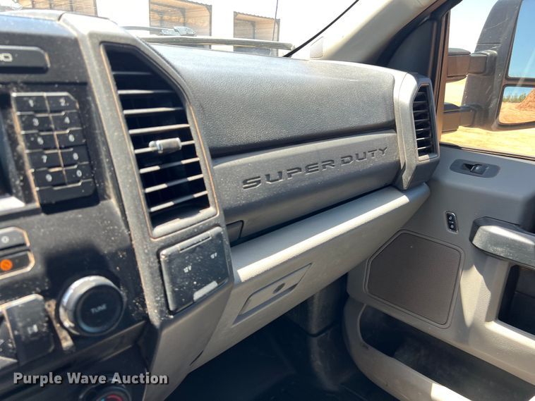 image for item DS3053 2018 Ford F250 Super Duty XL Crew Cab pickup truck