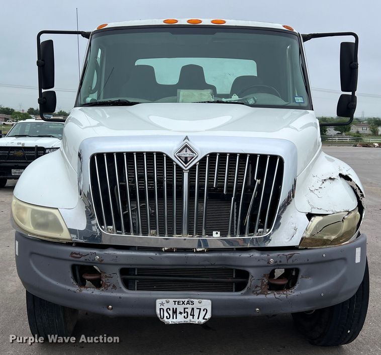 image for item DS3056 2008 International  4300 truck cab and chassis