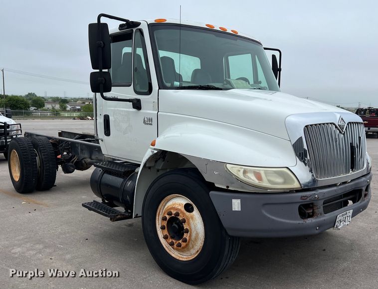 image for item DS3056 2008 International  4300 truck cab and chassis