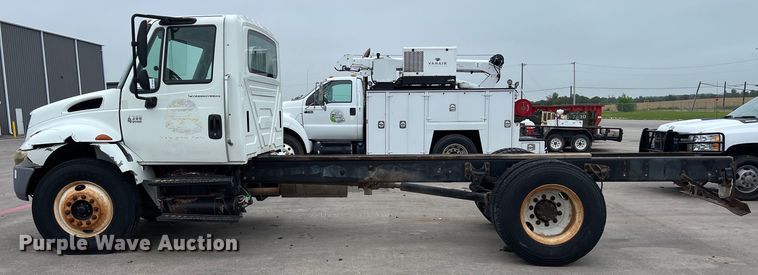 image for item DS3056 2008 International  4300 truck cab and chassis