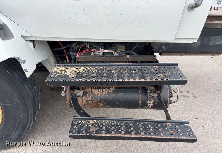 image for item DS3056 2008 International  4300 truck cab and chassis