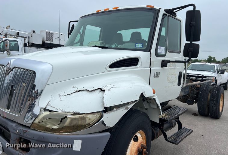 image for item DS3056 2008 International  4300 truck cab and chassis