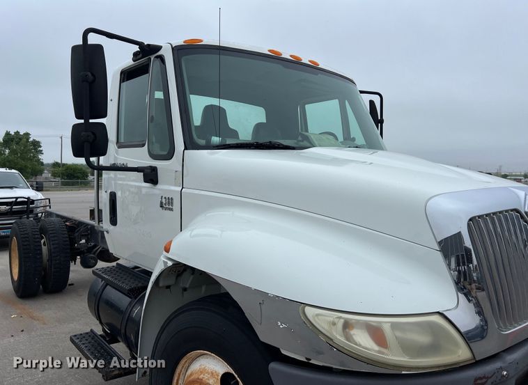 image for item DS3056 2008 International  4300 truck cab and chassis