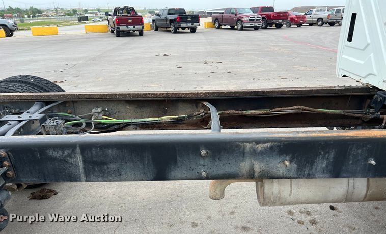 image for item DS3056 2008 International  4300 truck cab and chassis