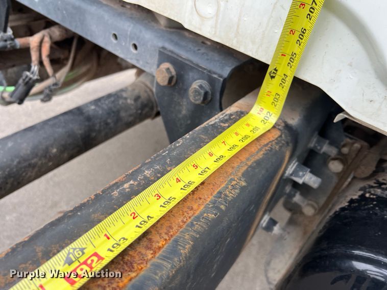 image for item DS3056 2008 International  4300 truck cab and chassis