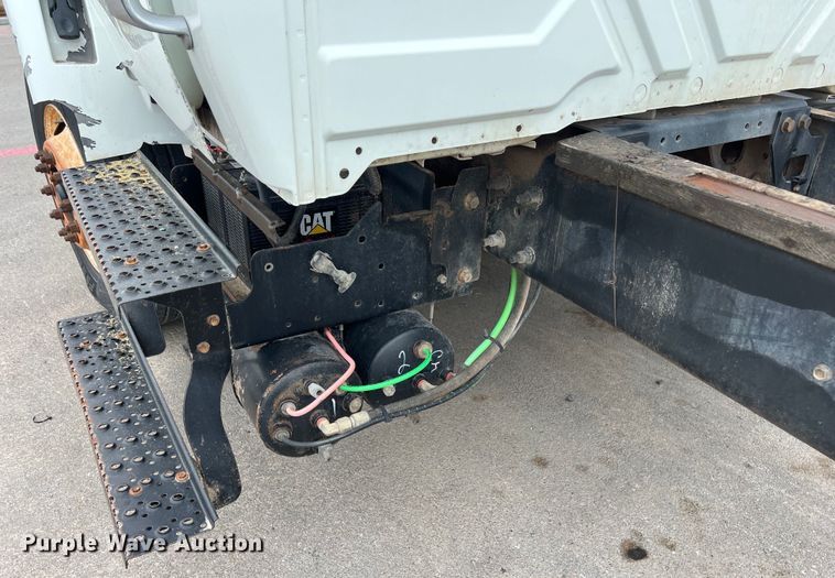 image for item DS3056 2008 International  4300 truck cab and chassis